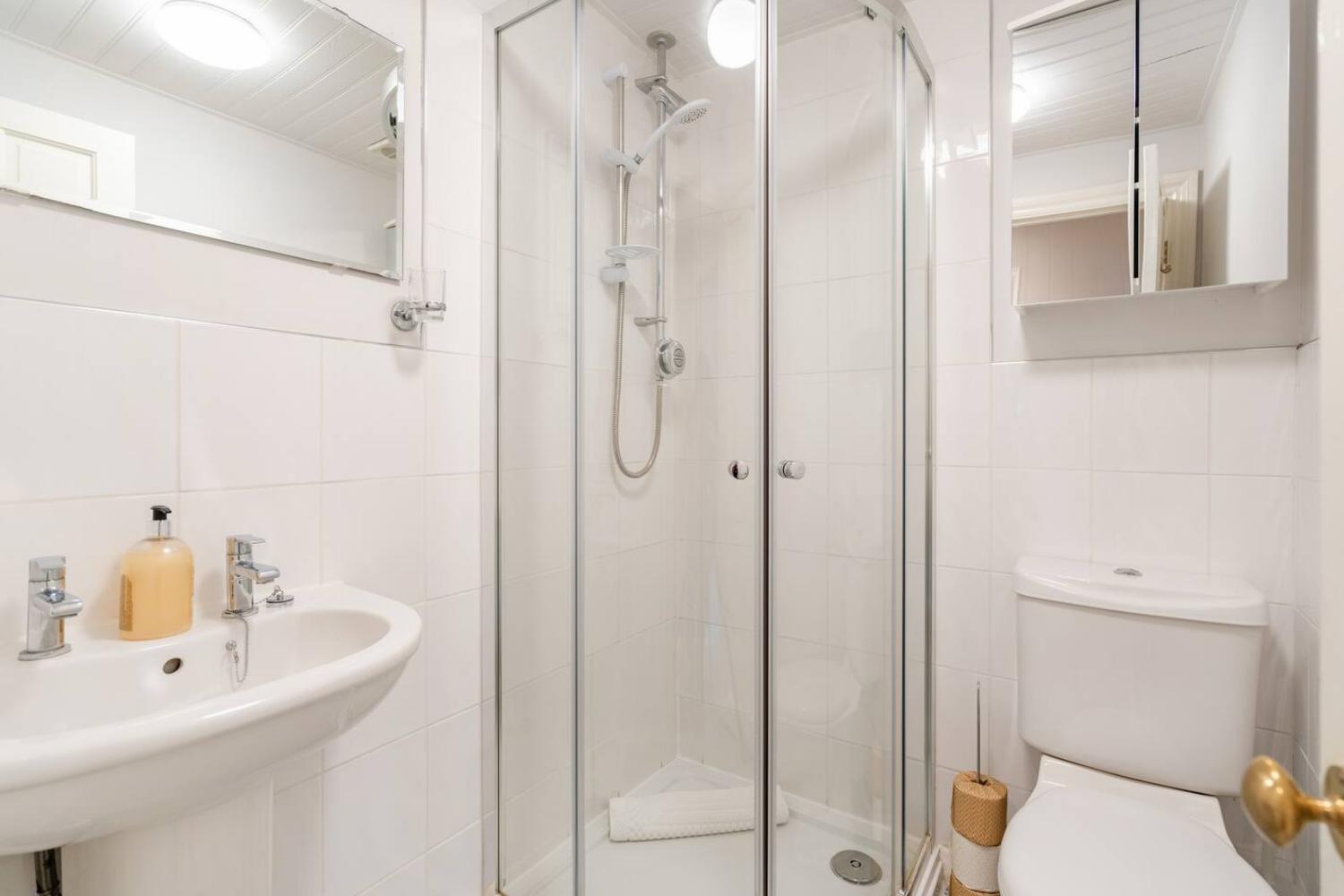 2 Bedrooms Stylish, Gorgeous, Westgate Cottage Retreat, Central Winchester, Free On-Street Parking Permit, With Garden Close To Cathedral - Sleeps 6, Pets Are Welcome, Summer Special Offer! - By Blue Puffin Stays ภายนอก รูปภาพ