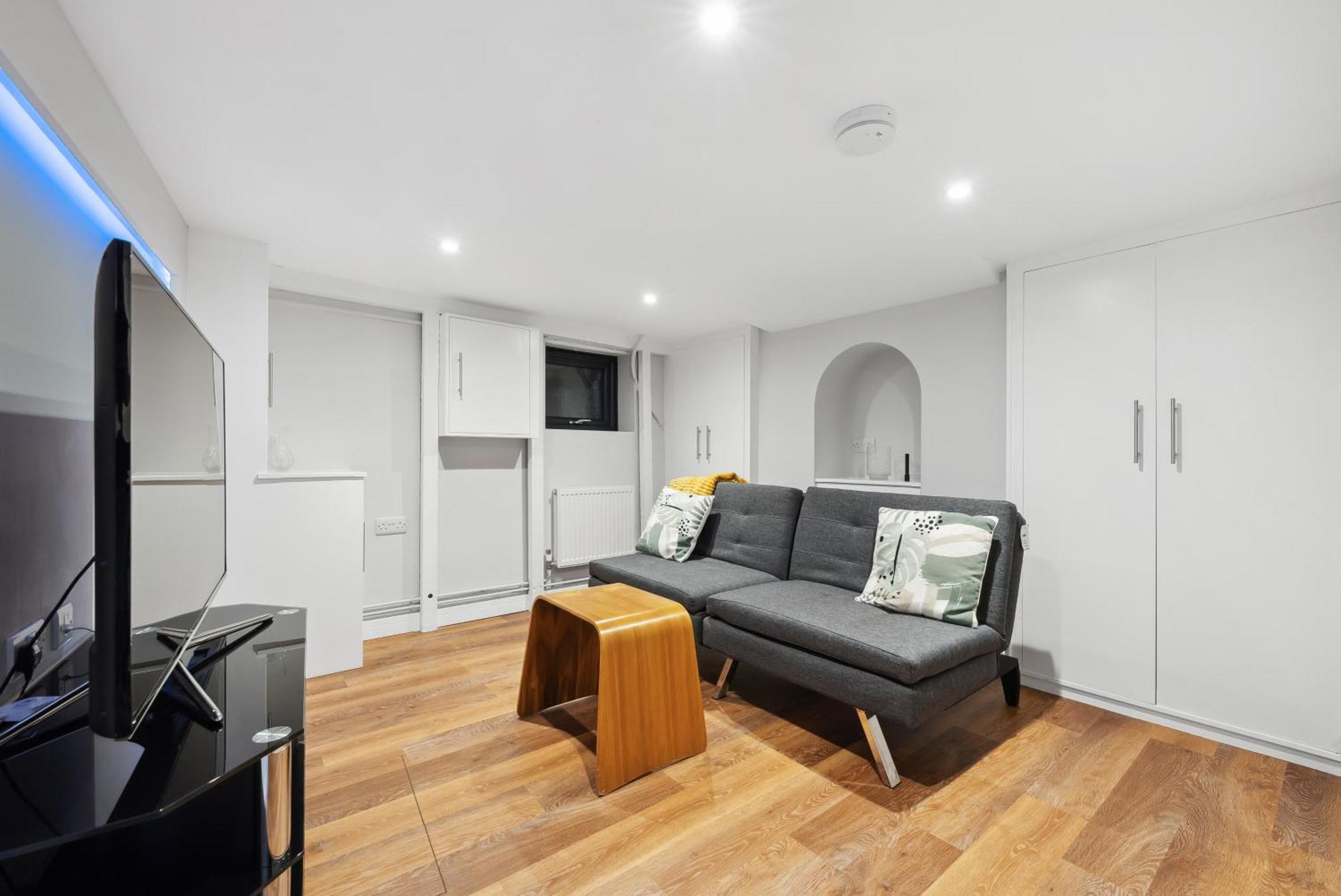 2 Bedrooms Stylish, Gorgeous, Westgate Cottage Retreat, Central Winchester, Free On-Street Parking Permit, With Garden Close To Cathedral - Sleeps 6, Pets Are Welcome, Summer Special Offer! - By Blue Puffin Stays ภายนอก รูปภาพ