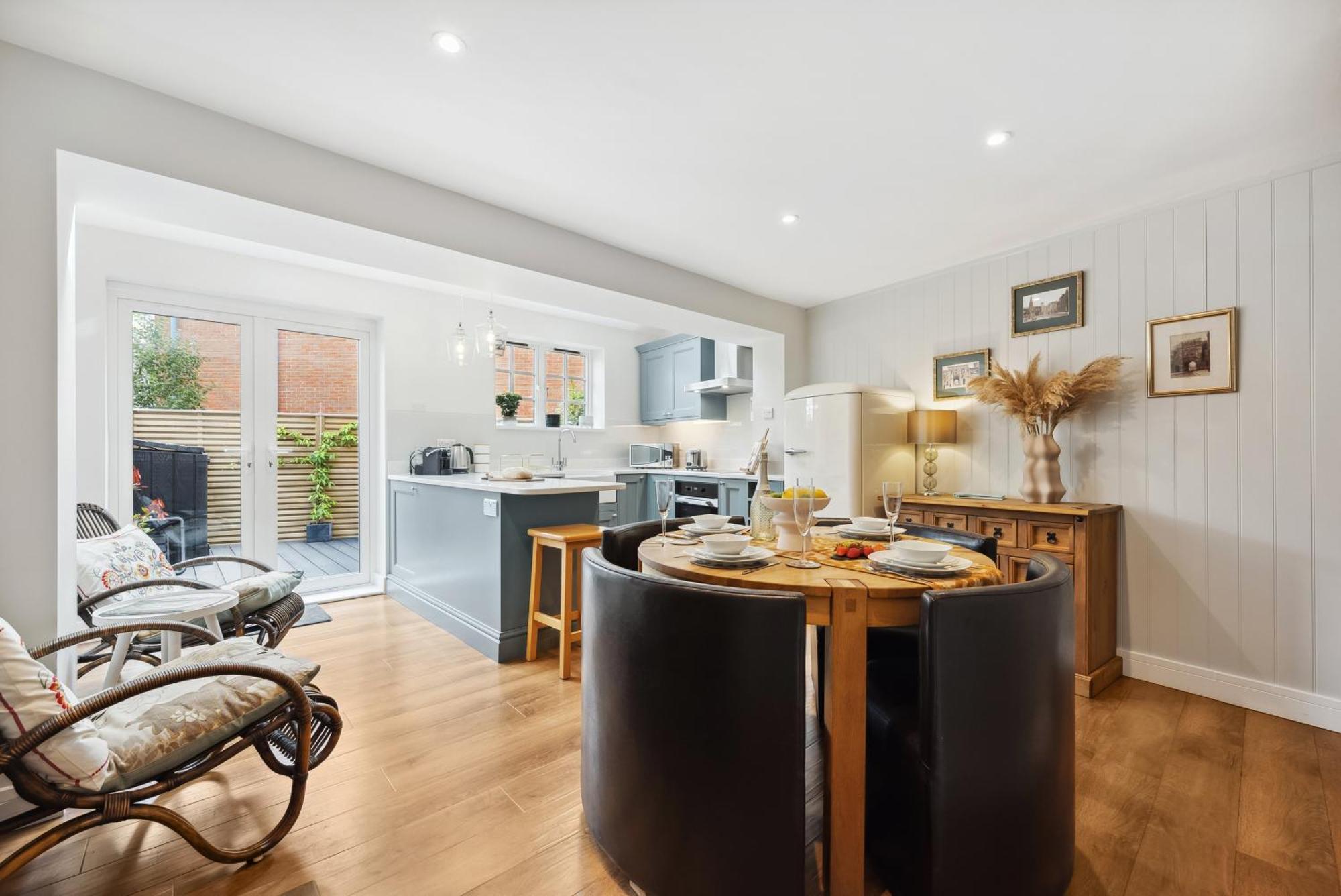 2 Bedrooms Stylish, Gorgeous, Westgate Cottage Retreat, Central Winchester, Free On-Street Parking Permit, With Garden Close To Cathedral - Sleeps 6, Pets Are Welcome, Summer Special Offer! - By Blue Puffin Stays ภายนอก รูปภาพ