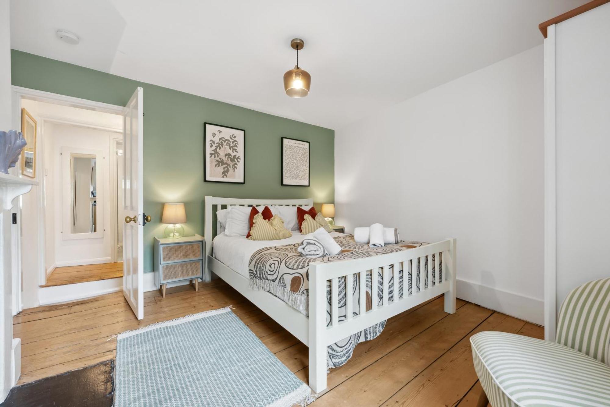 2 Bedrooms Stylish, Gorgeous, Westgate Cottage Retreat, Central Winchester, Free On-Street Parking Permit, With Garden Close To Cathedral - Sleeps 6, Pets Are Welcome, Summer Special Offer! - By Blue Puffin Stays ภายนอก รูปภาพ