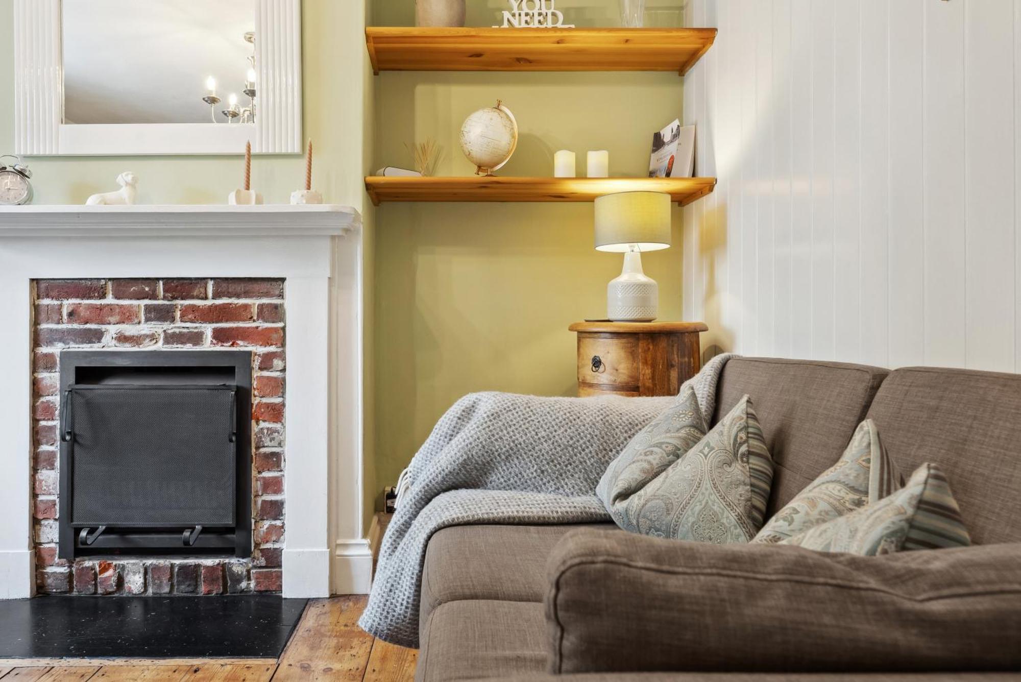 2 Bedrooms Stylish, Gorgeous, Westgate Cottage Retreat, Central Winchester, Free On-Street Parking Permit, With Garden Close To Cathedral - Sleeps 6, Pets Are Welcome, Summer Special Offer! - By Blue Puffin Stays ภายนอก รูปภาพ