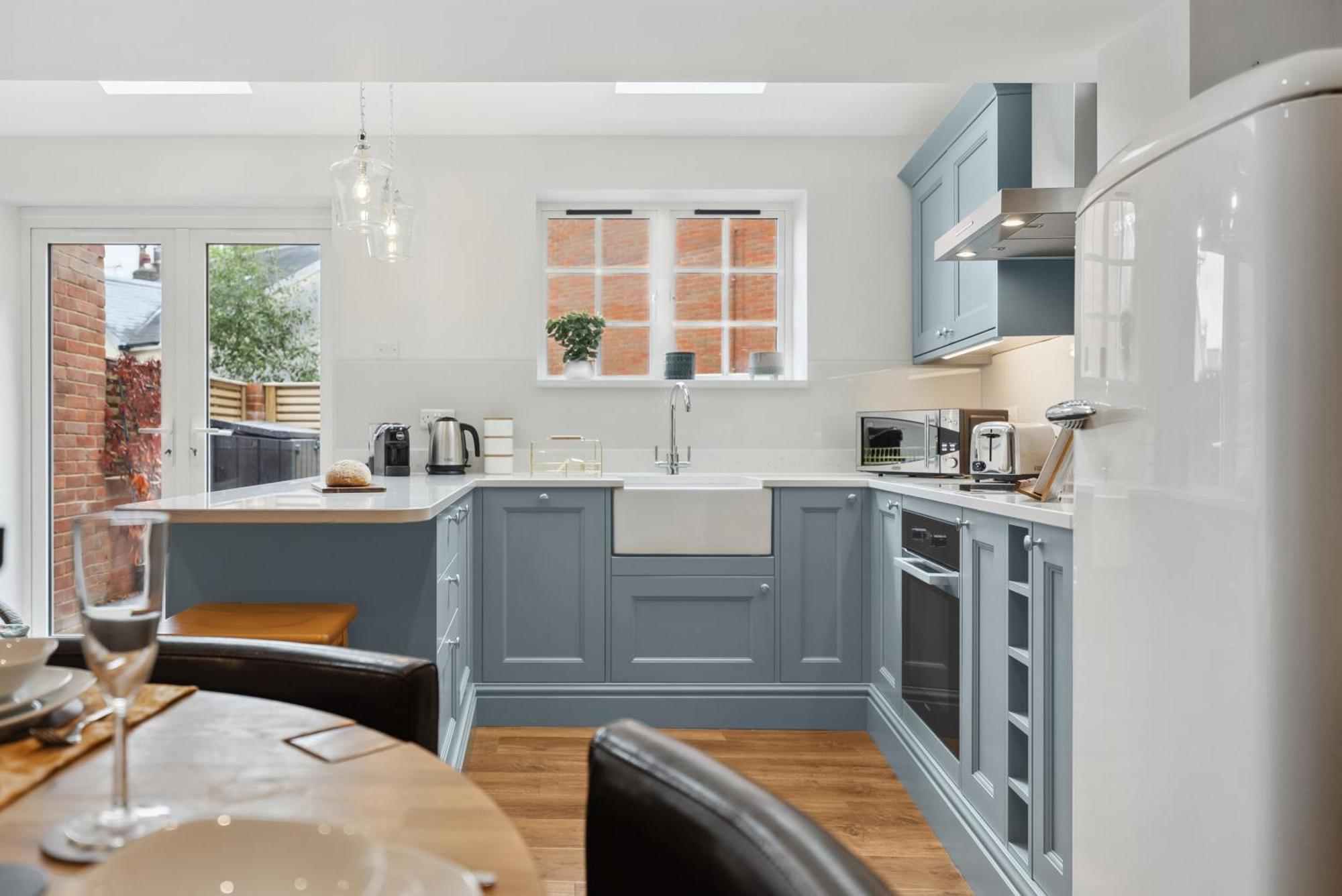 2 Bedrooms Stylish, Gorgeous, Westgate Cottage Retreat, Central Winchester, Free On-Street Parking Permit, With Garden Close To Cathedral - Sleeps 6, Pets Are Welcome, Summer Special Offer! - By Blue Puffin Stays ภายนอก รูปภาพ