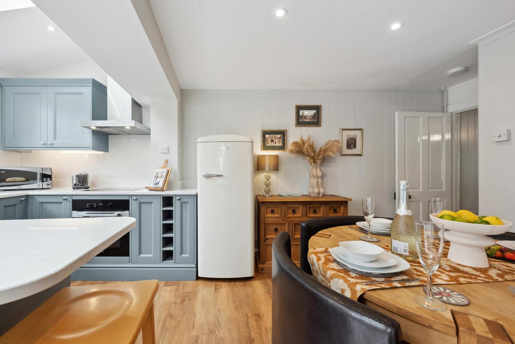 2 Bedrooms Stylish, Gorgeous, Westgate Cottage Retreat, Central Winchester, Free On-Street Parking Permit, With Garden Close To Cathedral - Sleeps 6, Pets Are Welcome, Summer Special Offer! - By Blue Puffin Stays ภายนอก รูปภาพ