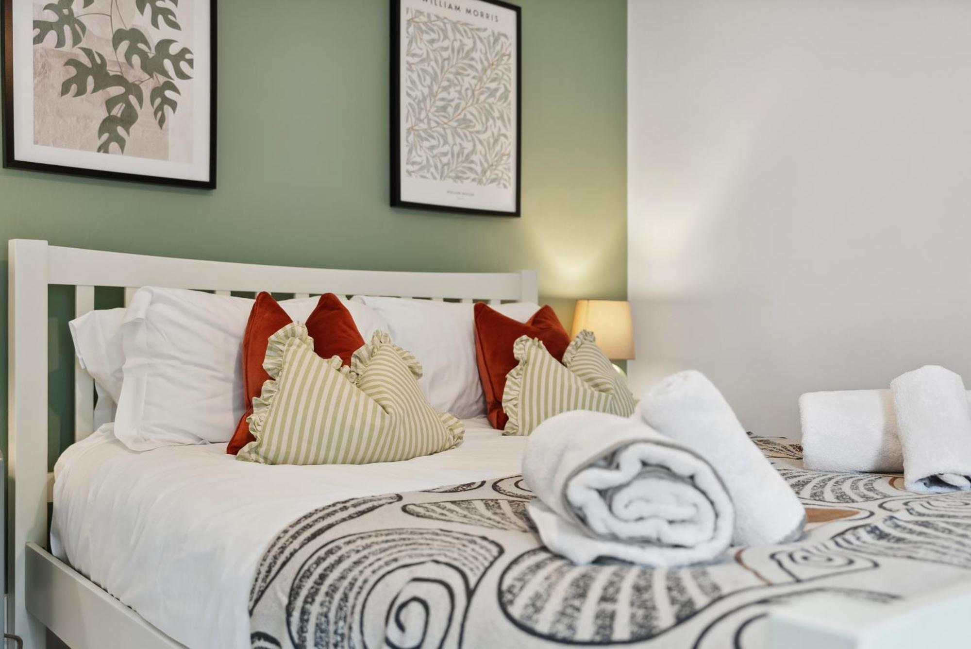2 Bedrooms Stylish, Gorgeous, Westgate Cottage Retreat, Central Winchester, Free On-Street Parking Permit, With Garden Close To Cathedral - Sleeps 6, Pets Are Welcome, Summer Special Offer! - By Blue Puffin Stays ภายนอก รูปภาพ