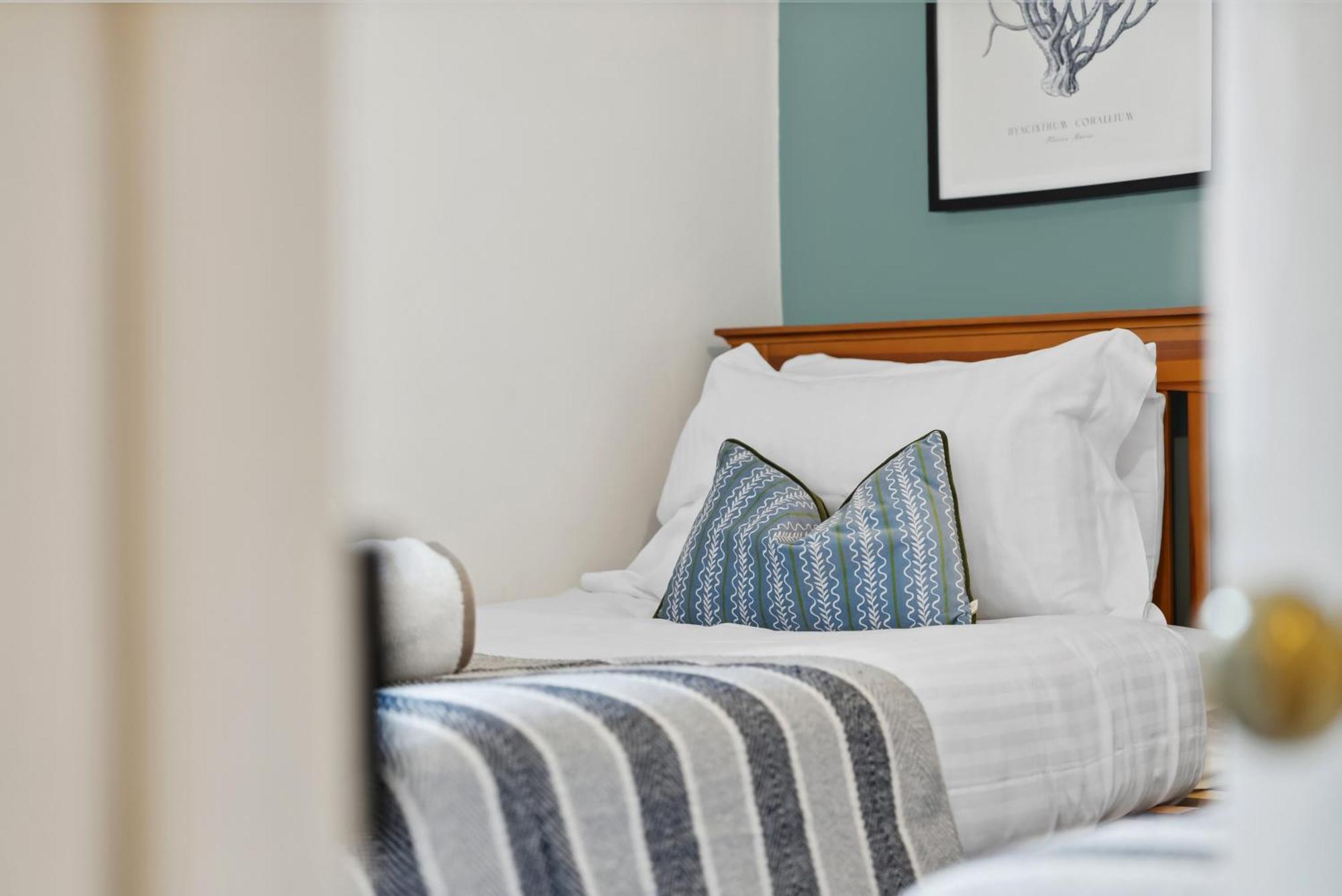 2 Bedrooms Stylish, Gorgeous, Westgate Cottage Retreat, Central Winchester, Free On-Street Parking Permit, With Garden Close To Cathedral - Sleeps 6, Pets Are Welcome, Summer Special Offer! - By Blue Puffin Stays ภายนอก รูปภาพ