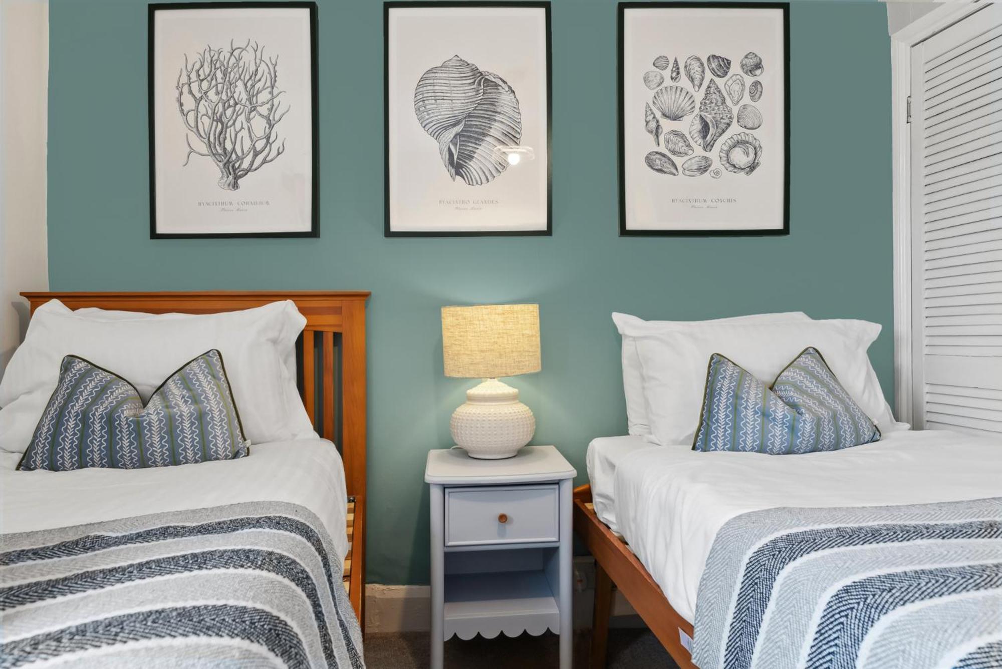 2 Bedrooms Stylish, Gorgeous, Westgate Cottage Retreat, Central Winchester, Free On-Street Parking Permit, With Garden Close To Cathedral - Sleeps 6, Pets Are Welcome, Summer Special Offer! - By Blue Puffin Stays ภายนอก รูปภาพ