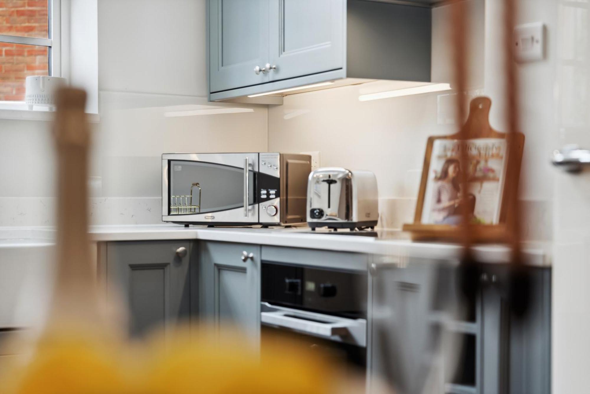 2 Bedrooms Stylish, Gorgeous, Westgate Cottage Retreat, Central Winchester, Free On-Street Parking Permit, With Garden Close To Cathedral - Sleeps 6, Pets Are Welcome, Summer Special Offer! - By Blue Puffin Stays ภายนอก รูปภาพ