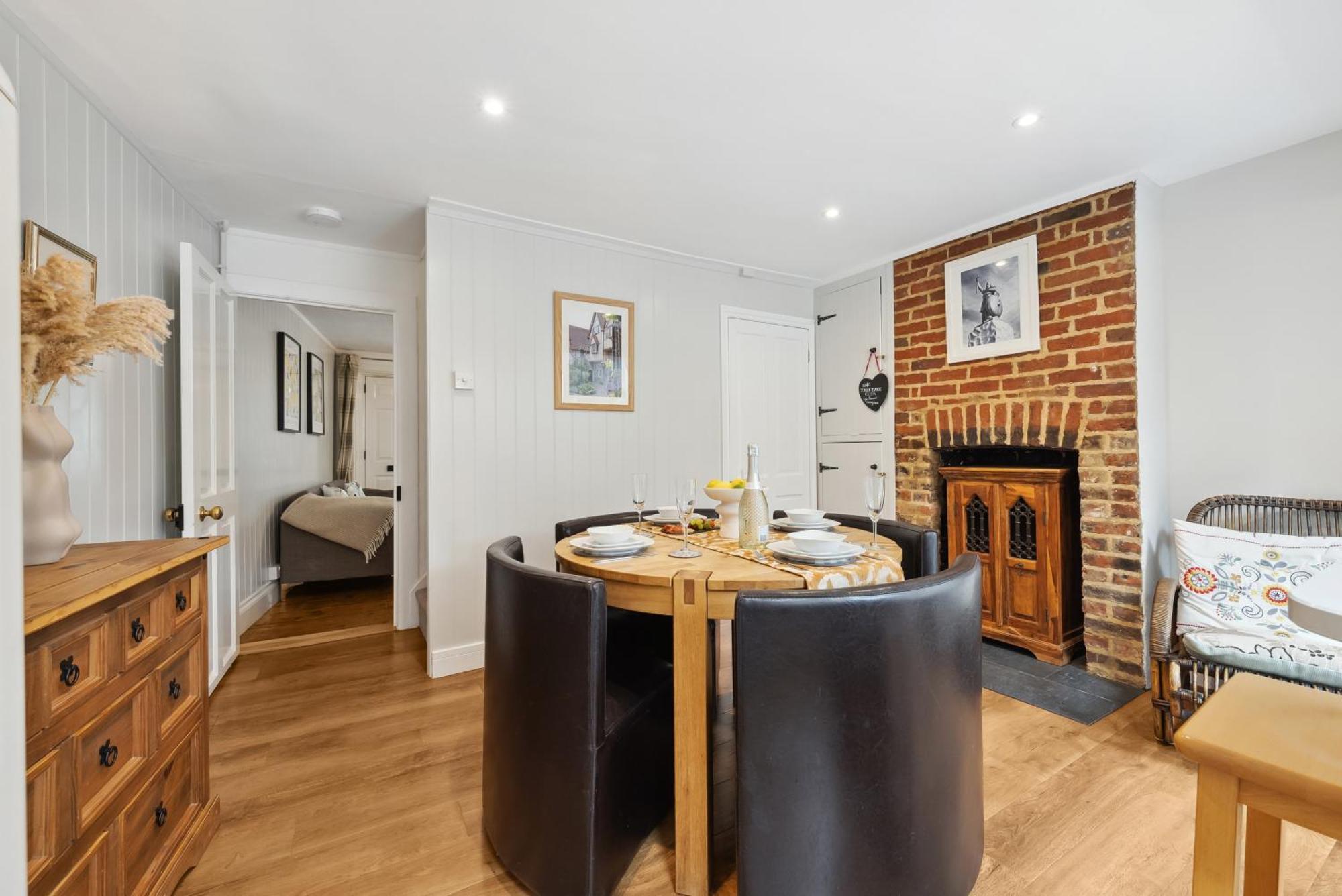 2 Bedrooms Stylish, Gorgeous, Westgate Cottage Retreat, Central Winchester, Free On-Street Parking Permit, With Garden Close To Cathedral - Sleeps 6, Pets Are Welcome, Summer Special Offer! - By Blue Puffin Stays ภายนอก รูปภาพ